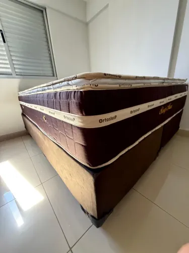 Cama Box Queen em Excelente Estado - Pouco Uso Possui Garantia até Dezembro