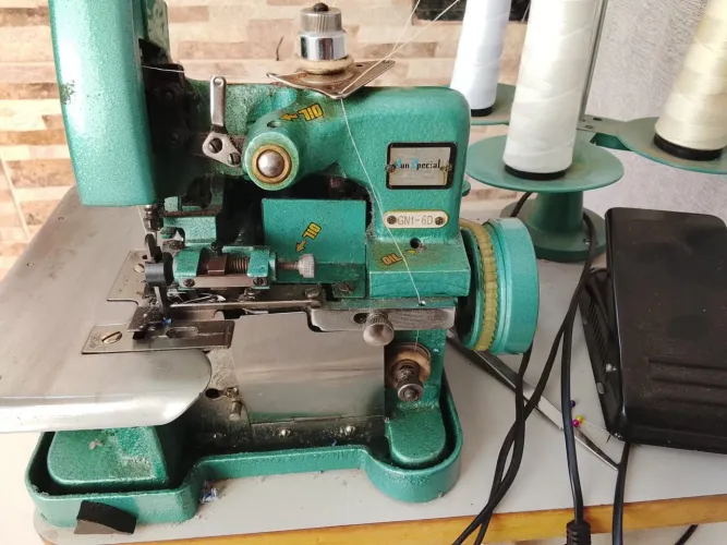 Vendo esta máquina chinesinha overloque