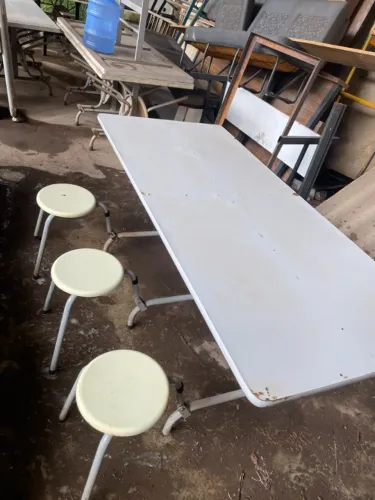 mesa com seis bancos escamoteáveis 