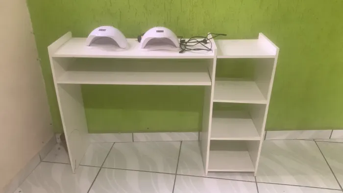Vendo mesa de manicure e duas cabines semi novos 
