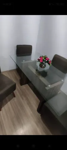Mesa com tampo de vidro temperado