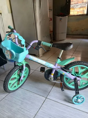 Vendo uma bicicleta infantil da ariel semi nova favor chamar caso tenha enteresse