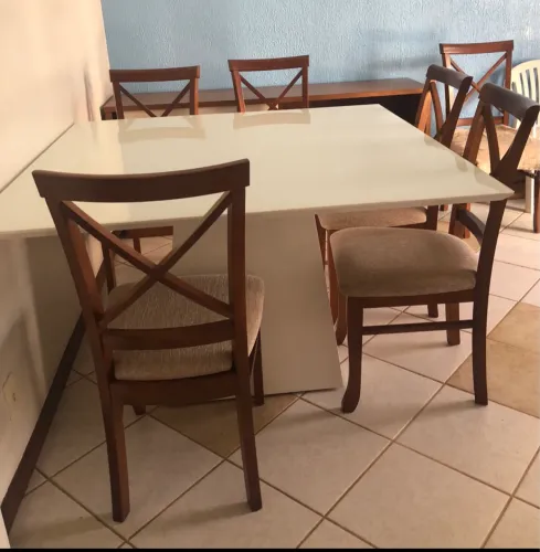 Mesa seis cadeiras 1.000,00 bufê 1.000,00 fogão 4 bocas 600,00 botijas 150,00 cada