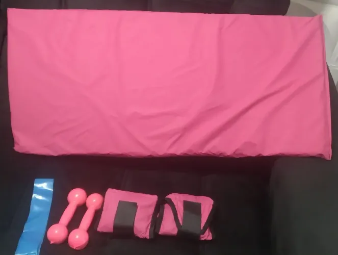 KIT EXERCÍCIO ROSA: 2 halteres rosas de 1kg + 2 caneleiras de 1kg + Colchonete + Elástico