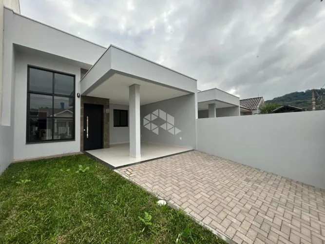 Casa Geminada com 3 Dormitórios no Bairro Arroio Grande!