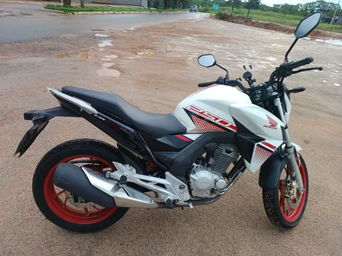 Honda CB 250F Twister.
