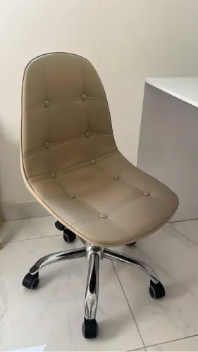 Cadeira de escritório bege 