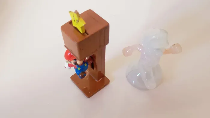 Mc lanche feliz (2 figuras de ação) Mario com o bloco 2016 e Mario invisível 2017