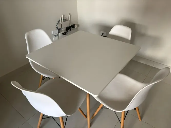 Mesa + 4 cadeiras