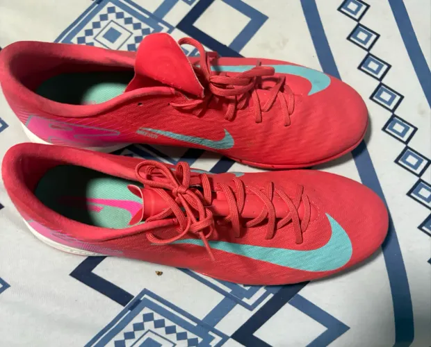 Chuteira futsal nike rosa