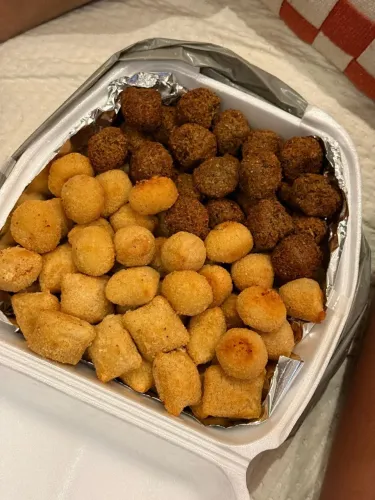 Salgadinhos fritos e congelados 