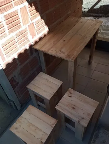 Conjunto de mesa e branquinhos de palletes