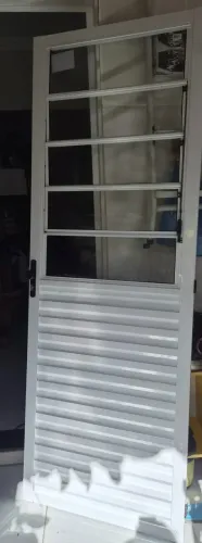 Porta Alumínio Branco com Basculante