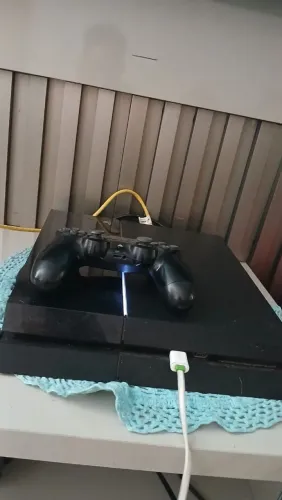 Vendo ps4 fat 2 controle mais cabos e alguns jogos