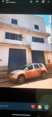 Prédio comercial com pátio