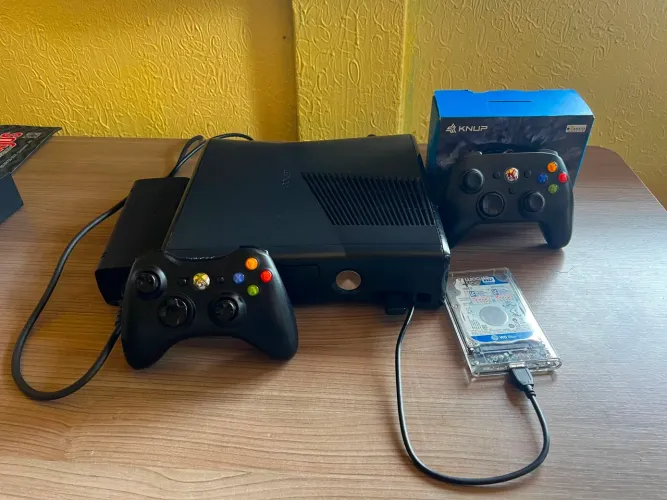 XBOX 360 COM HD DE 500 GB E VÁRIOS JOGOS, MAIS 2 CONTROLES E UM VOLANTE.