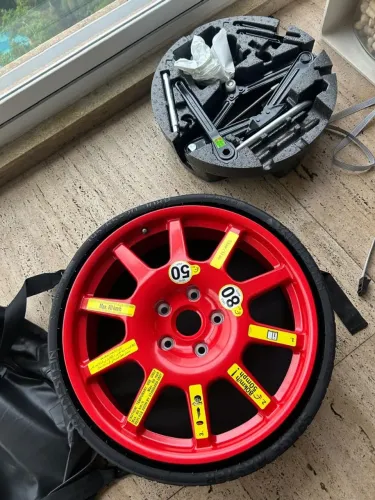 Roda e pneu sobressalente para carros esportivos - Vredestein 195/65 - 20 novo