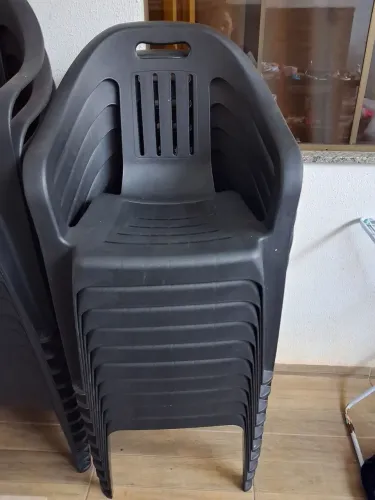 Cadeira de plástico preto 