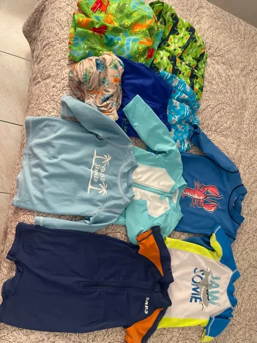 Lote de roupa de natação infantil