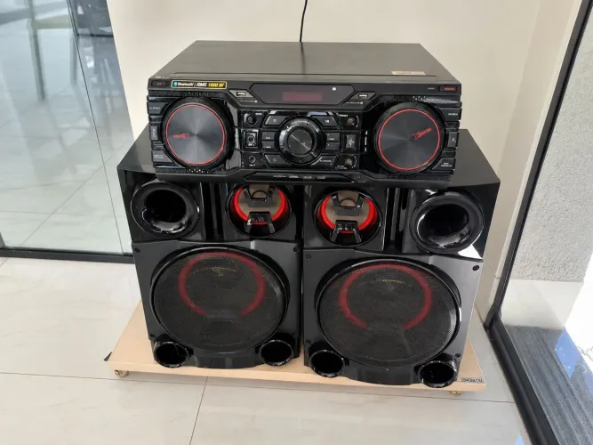 Aparelho de som LG , muito bom e forte. 1800W