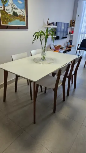 Mesa com 4 cadeiras (MDF lava branca com madeira freijó)