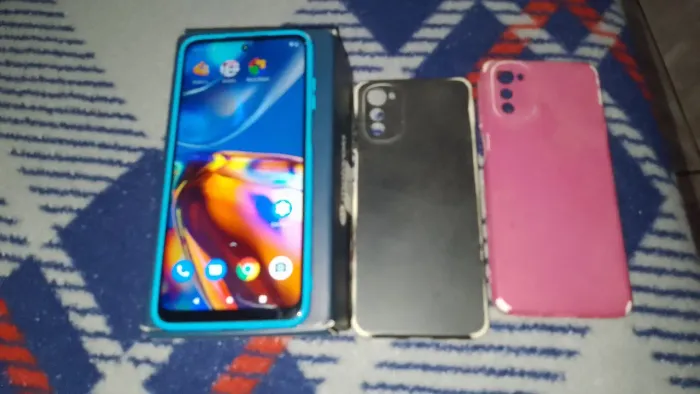 Vendo Celular Motorola e32 64 GB de memória semi novo zerado 