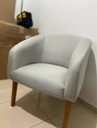 POLTRONA DECORATIVA EM LINHO CINZA - NOVA