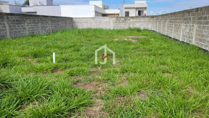 Terreno plano com área de 247,75m² no bairro Santa Clara em Pindamonhangaba.