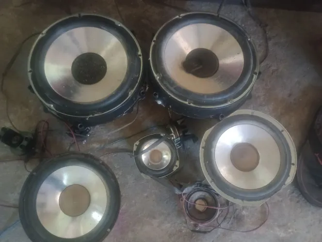 Vendo fones de som do jeito que está o anúncio  faço trocas do meu interesse 