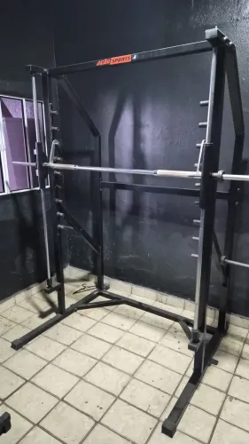 Agachamento Smith - Academia