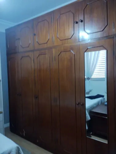 Guarda roupa de madeira 