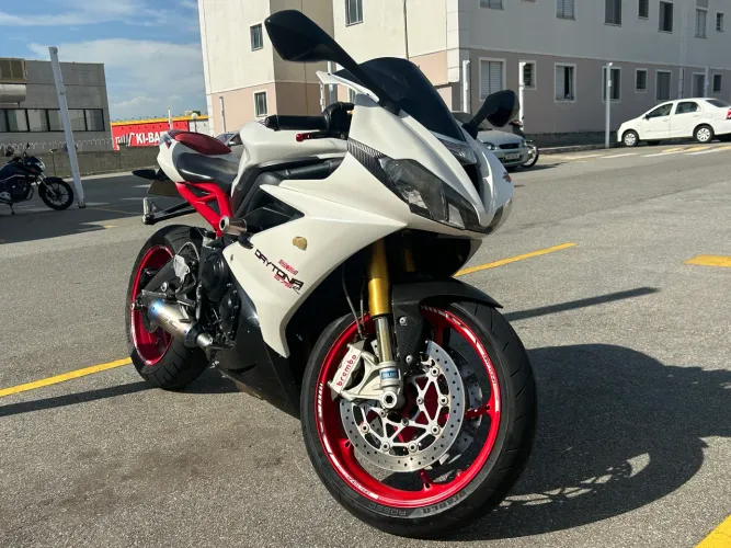 Daytona 675R Branca com rodas vermelhas e banco do garupa vermelho