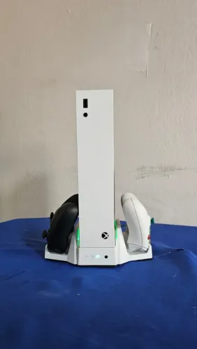 SUPORTE VERTICAL COM COOLER E CARREGADOR XBOX SERIES