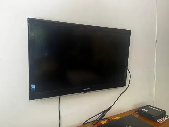 TV Samsung LED 37" Full HD (com controle e suporte de parede)