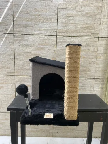 Casinha para gatos feita em madeira e forrada com pelúcia
