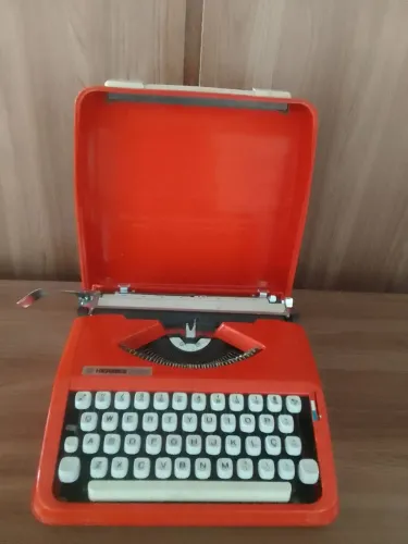 Maquina datilografia antiga Hermes Beby