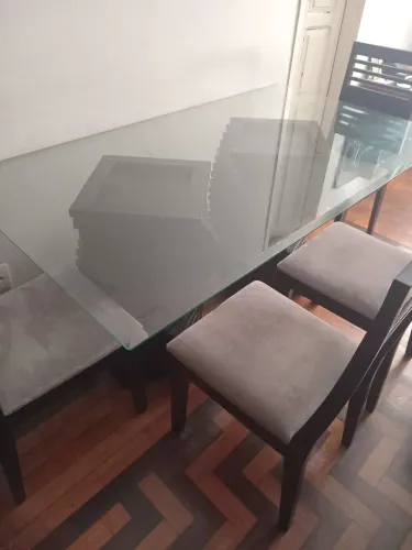 Mesa tampo se vidro com 6 cadeiras e aparador