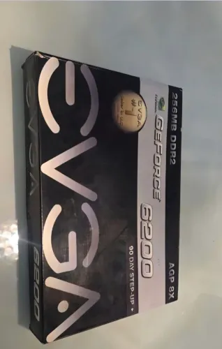 Placa de Vídeo EVGA NVIDIA GeForce 6200 com 256MB de memória DDR2 e barramento AGP 8X