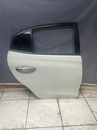 Porta traseira direita Toyota Yares sedan 2022 