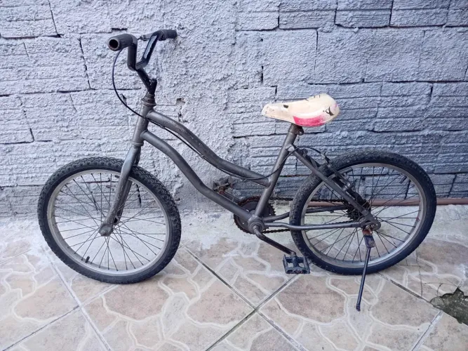 Vendo bicicleta infantil aro 20 boa só anda por 160 reais. 