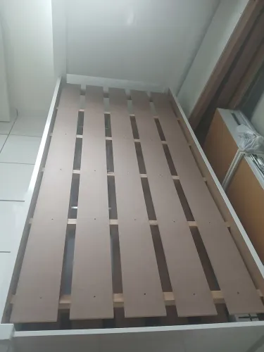 Vendo cama de solteiro, com adisional, duas gavetas semi nova de madeira.