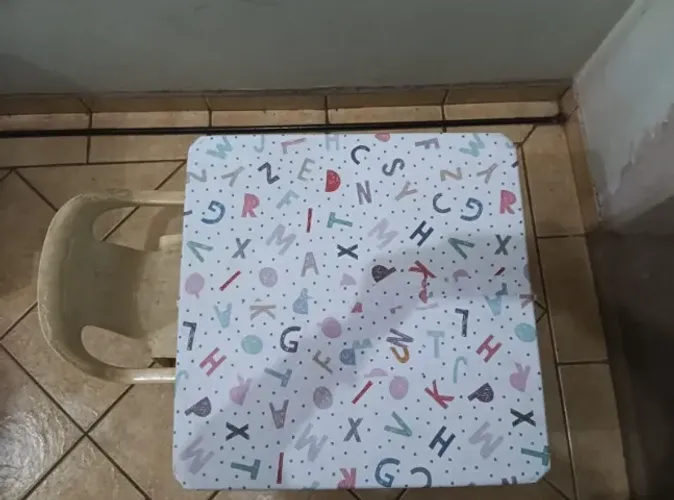 Mesinha + 1 cadeira para criança em ótimo estado