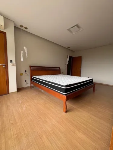 Cama super king com colchão e 2 mesas de cabeceira