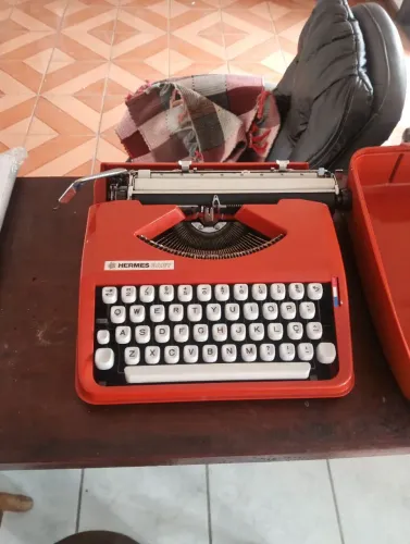 Máquina de Escrever Hermes Baby Vermelha Vintage com Caixa Original