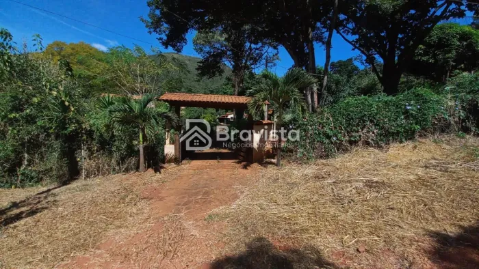 Chácara completa com 2 casas, piscina, sauna e pomar produzindo