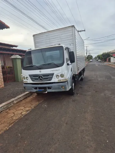 Mercedes Benz Accelo 815 2013 c/ Bau 5.5m