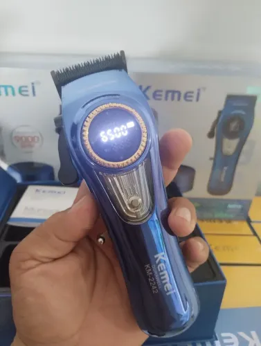 Máquina de cortar cabelo kemei.
