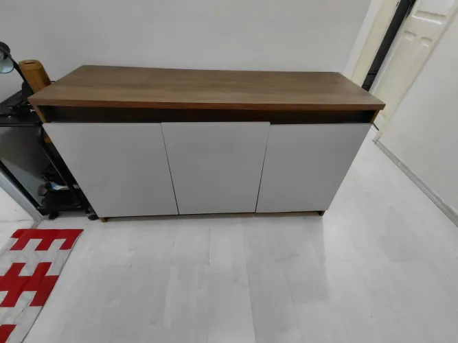 Vendo Rack portas bege e madeirado nas demais partes. Comprimento 1,35 x 43 X 76 cm