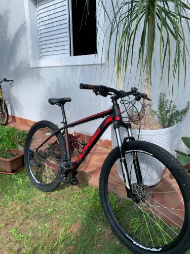 Bike MTB Aro 29 - Freios Hidráulicos Shimano - Suspensão com Trava