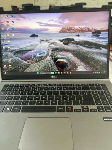 Vende-se Notebook LG GRAM 15 polegada. Com 256 de memória.